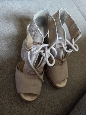 Sorel Joanie II Women's Lace-Up Open-Toe Sandals in Taupe